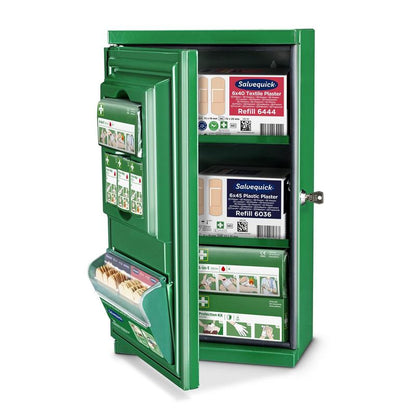 Der grüne Cederroth Erste-Hilfe-Schrank Mini (Metall) von Orkla Wound Care AB (B 260 x H 440 x T 170mm) wird geöffnet gezeigt, mit einem Schlüssel im Schloss und geordneten Verbandspackungen, Pflastern und Erste-Hilfe-Materialien auf seinen Fächern.