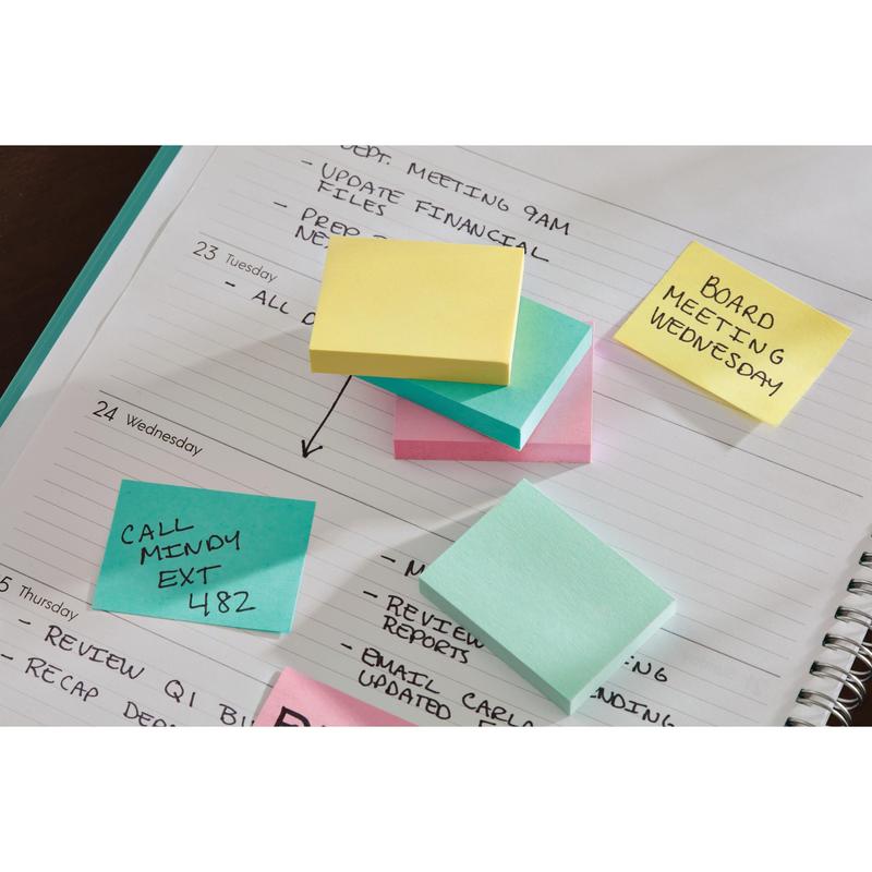 An open weekly planner shows 3M Deutschland GmbH Post-it® Notes (76 mm x 76 mm, 100 sheets/block, 100% PEFC) with pastel-colored reminders like "CALL MINDY EXT 482" and "BOARD MEETING WEDNESDAY" over handwritten and printed notes.