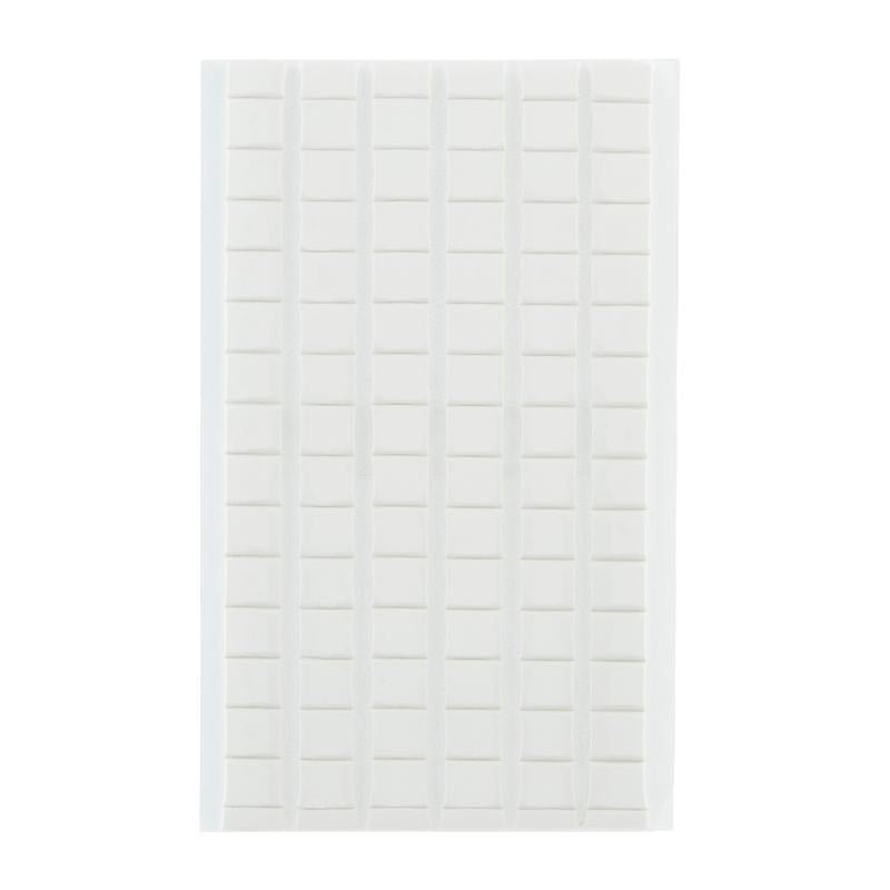 Eine weiße Folie mit mehrreihigen und mehrspaltigen Scotch-FIX™ ablösbaren Montagequadraten (12,7 mm x 12,7 mm, 64 Stück/Packung) von 3M Deutschland GmbH-ideal für temporäre Befestigungen und rückstandslos entfernbar.