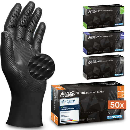 Ein PROGRIP NITRIL DIAMOND BLACK Einmalhandschuh von ARNOWA GmbH wird stehend präsentiert und zeigt die rutschfeste Diamantstruktur. Im Hintergrund stehen drei farbige Boxen mit verschiedenen Größen, jede enthält 50 Handschuhe pro Packung.