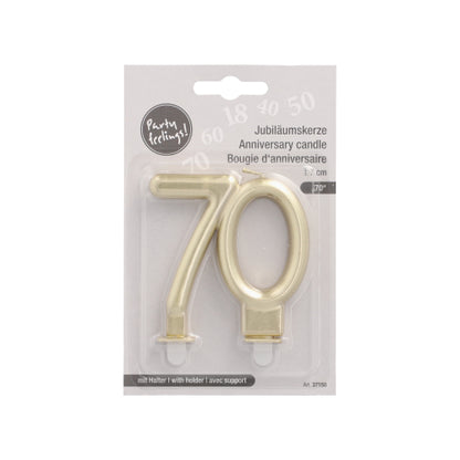 Die PAPSTAR Jubiläumskerzen mit Halter 7 cm "gold" der PAPSTAR GmbH ist eine goldene Jubiläumskerze in Form der Zahl 70, verpackt in klarem Kunststoff mit einer beschrifteten Rückseite mit englischem und französischem Text.
