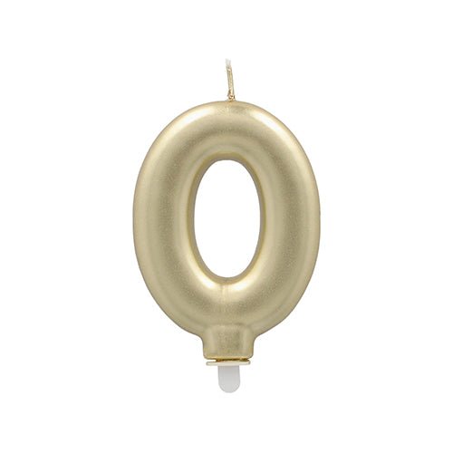 Die PAPSTAR GmbH Zahlenkerze mit Halter 7 cm "gold" ist eine goldfarbene Zahlenkerze mit einem Spitzendocht und weißem Kunststoffhalter - ideal als Geburtstagskerze zur Kuchendekoration.