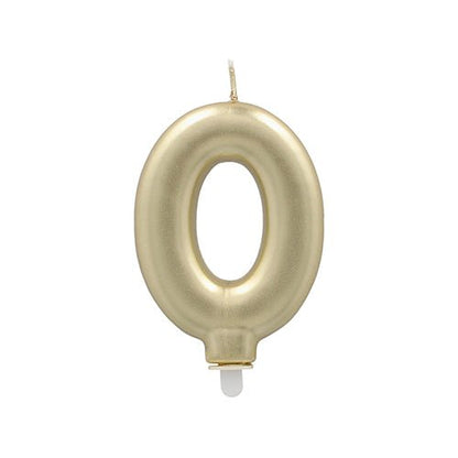 Die PAPSTAR GmbH Zahlenkerze mit Halter 7 cm "gold" ist eine goldfarbene Zahlenkerze mit einem Spitzendocht und weißem Kunststoffhalter - ideal als Geburtstagskerze zur Kuchendekoration.