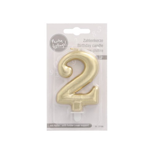 Die PAPSTAR Zahlenkerze mit Halter 7 cm "gold" der PAPSTAR GmbH kommt in einem klaren Kunststoff- und Pappdisplay mit mehrsprachigem Text, ideal für die Tortendekoration, und beinhaltet einen weißen Kerzenhalter am Boden.