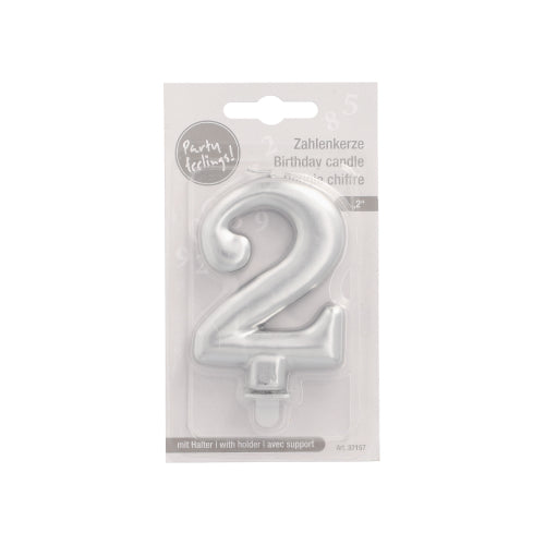 Die PAPSTAR GmbH Zahlenkerze mit Halter, 7 cm, silber, kommt in klarer Kunststoffverpackung mit weißer Kartonrückseite und mehrsprachigem Text. Am Kerzenfuß befindet sich ein kleiner Halter.