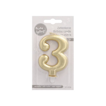 Die PAPSTAR GmbH Zahlenkerze mit Halter 7 cm "gold" ist eine stilvolle Geburtstagskerze in Form der Zahl 3, ideal zur Tortendekoration. Sie kommt in einer Klarsichtverpackung mit mehrsprachigem Text "Geburtstagskerze" und weißem Kartonrücken.