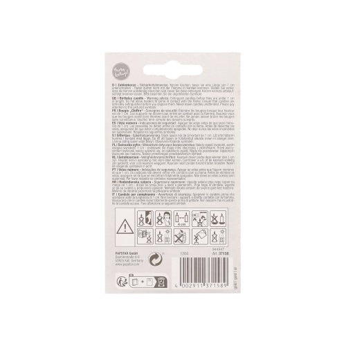 Auf der Rückseite einer PAPSTAR Zahlenkerze mit Halter 7 cm "gold" der PAPSTAR GmbH befinden sich Sicherheitshinweise, mehrsprachige Anweisungen, Warnsymbole, ein Barcode und Recyclinginformationen in schwarzer Schrift auf weißem Hintergrund.