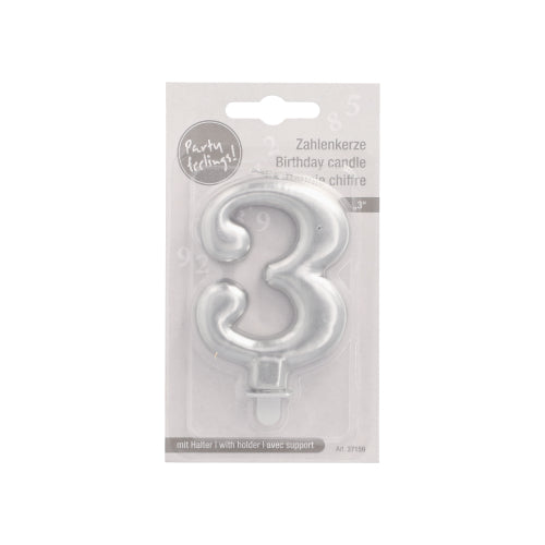 Die PAPSTAR GmbH Zahlenkerze mit Halter 7 cm "silber" ist eine silberne Zahlenkerze in klarer Kunststoff- und Kartonverpackung mit der Aufschrift "Geburtstagskerze" und "Geburtstagskerze", mit einem kleinen Halter am Boden.