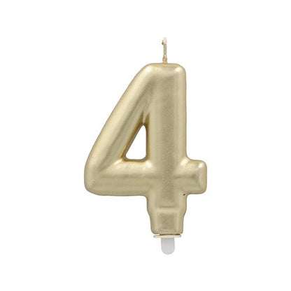Die PAPSTAR GmbH Zahlenkerze mit Halter 7 cm "gold" ist eine gold-metallische Zahlenkerze (4) mit weißem Docht und Kunststoffsockel, abgebildet auf einem schlichten weißen Hintergrund.