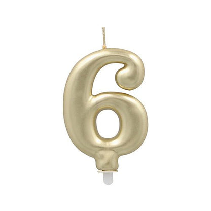 Die PAPSTAR GmbH Zahlenkerze mit Halter 7 cm "gold" ist eine goldene Zahlenkerze mit weißem Docht und Sockel, die sich perfekt für jede Geburtstagstorte eignet.