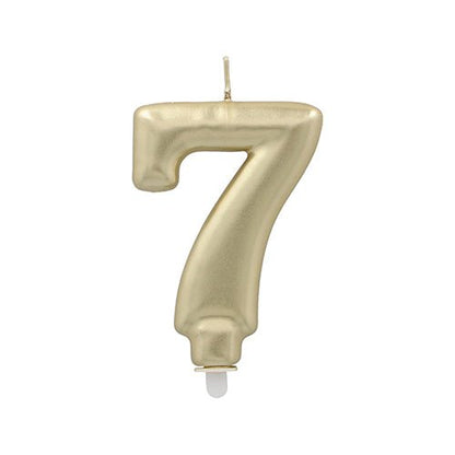 Die PAPSTAR GmbH Zahlenkerze mit Halter 7 cm "gold" ist eine goldfarbene Zahlenkerze mit einem Spitzendocht und einem weißen Stielfuß zum einfachen Einstecken.