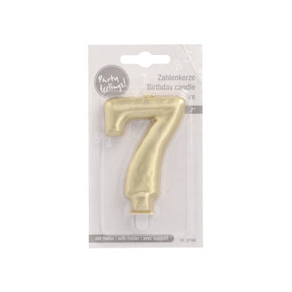Die PAPSTAR GmbH Zahlenkerze mit Halter 7 cm "gold" ist eine goldene Zahlenkerze in klarer Kunststoff- und Kartonverpackung, beschriftet in Deutsch und Englisch mit weißem Halter - ideal als Kuchen Dekoration.