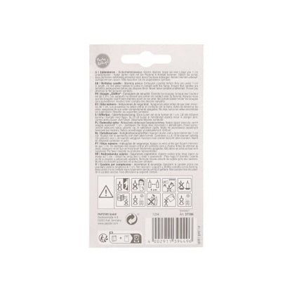 Rückseite einer PAPSTAR Zahlenkerze mit Halter 7 cm "Gold"-Verpackung der PAPSTAR GmbH mit mehrsprachiger Anleitung, Warnsymbolen, Recycling-Informationen, Barcode und Markenlogos. Die weiße, schwarze und graue Verpackung passt zu jeder Geburtstagstorten-Dekoration.