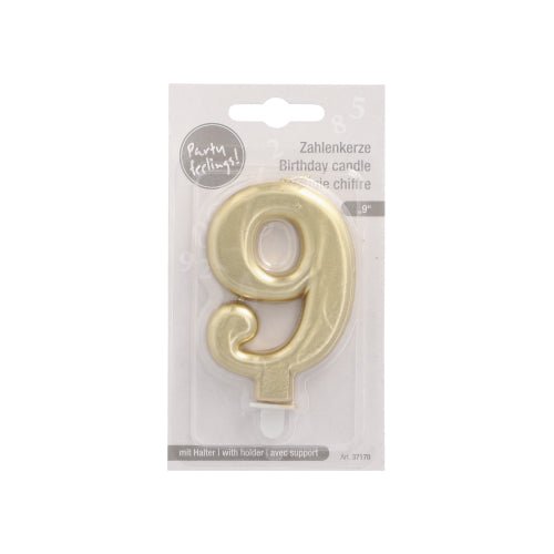 Die PAPSTAR Zahlenkerze mit Halter 7 cm "gold" von PAPSTAR GmbH ist eine goldene Nummer 9 Geburtstagskerze mit Halter, in Kunststoffverpackung und mehrsprachigem Etikett - ideal für die Tortendekoration bei Ihrer nächsten Feier.