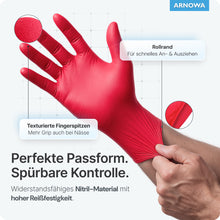 Gezeigt wird eine Hand mit gespreizten Fingern, die einen roten ARNOMED NITRIL LAVA RED Einmalhandschuh der ARNOWA GmbH trägt. Der Text weist auf strukturierte Fingerspitzen, gerollte Manschette und hohe Reißfestigkeit hin. Hellblauer Hintergrund mit ARNOWA-Logo in der rechten oberen Ecke.