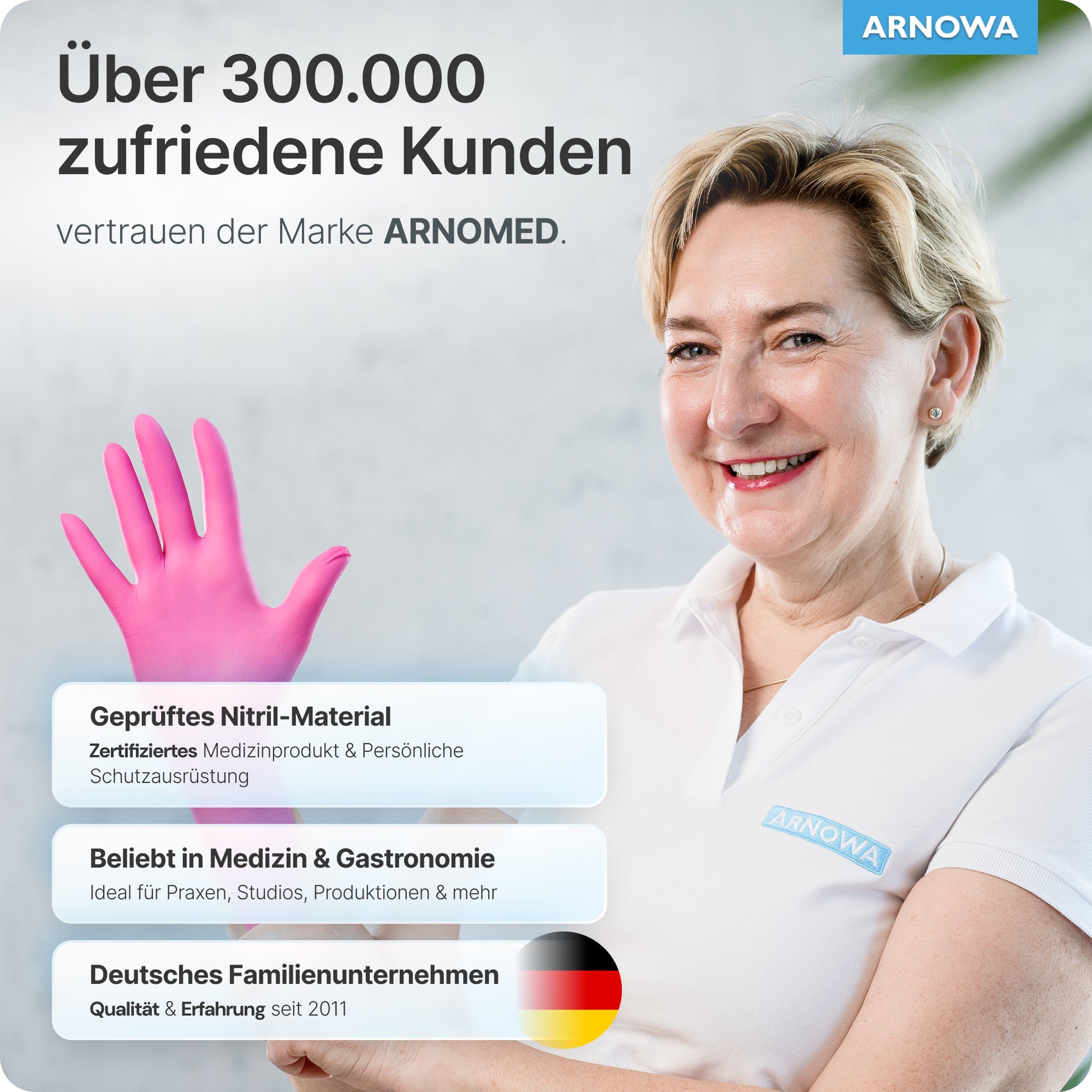 Eine lächelnde Frau in einem weißen Hemd hält ARNOMED NITRIL MAGNOLIA PINK Einmalhandschuhe von ARNOWA GmbH hoch. Der Text hebt 300.000+ zufriedene Kunden, latexfrei, sicher für Medizin/Gastronomie und das deutsche Familienunternehmen hervor.