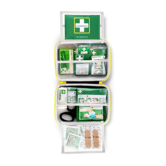 Der Erste-Hilfe-Kasten MEDIUM von Orkla Wound Care AB bietet in einem kompakten Soft-Etui beschriftete Fächer mit Verbänden, Beatmungsmaske, Schere, Wundreiniger, Brandgel und Pflastern - übersichtlich organisiert.