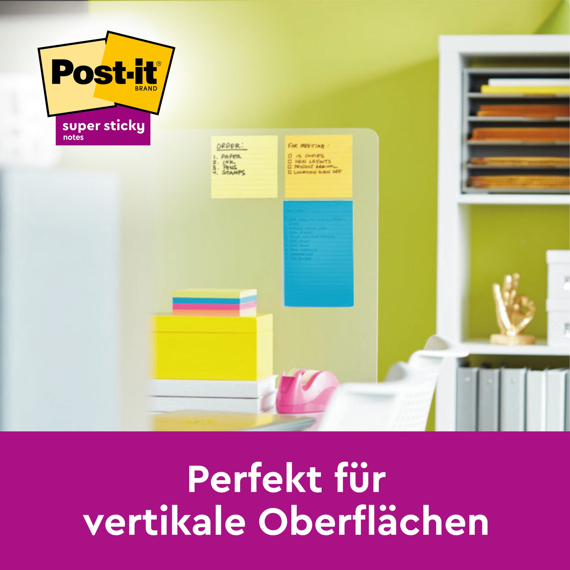 In einem Büro sind 3M Post-it® Super Sticky Meeting Notes (203 x 153 mm, 70 Blatt/Block, 3 Blöcke, verschiedene Farben) auf einer Glaswand zu sehen. Text: "Perfekt für vertikale Oberflächen.