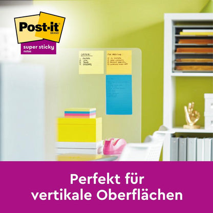 In einem Büro wird eine Glastafel mit Post-it® Super Sticky Notes im Großformat, Boost Collection, 101 mm x 152 mm, liniert, von 3M Deutschland GmbH gezeigt. Text: "Perfekt für vertikale Oberflächen." Das Logo erscheint oben links.