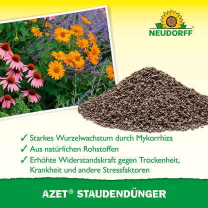 Ein Haufen Azet StaudenDünger vom Neudorff Shop liegt im Garten neben blühenden Stauden. Das Bild zeigt das Neudorff-Logo und hebt Vorteile wie besseres Wurzelwachstum, natürliche Zutaten und höhere Widerstandskraft hervor.