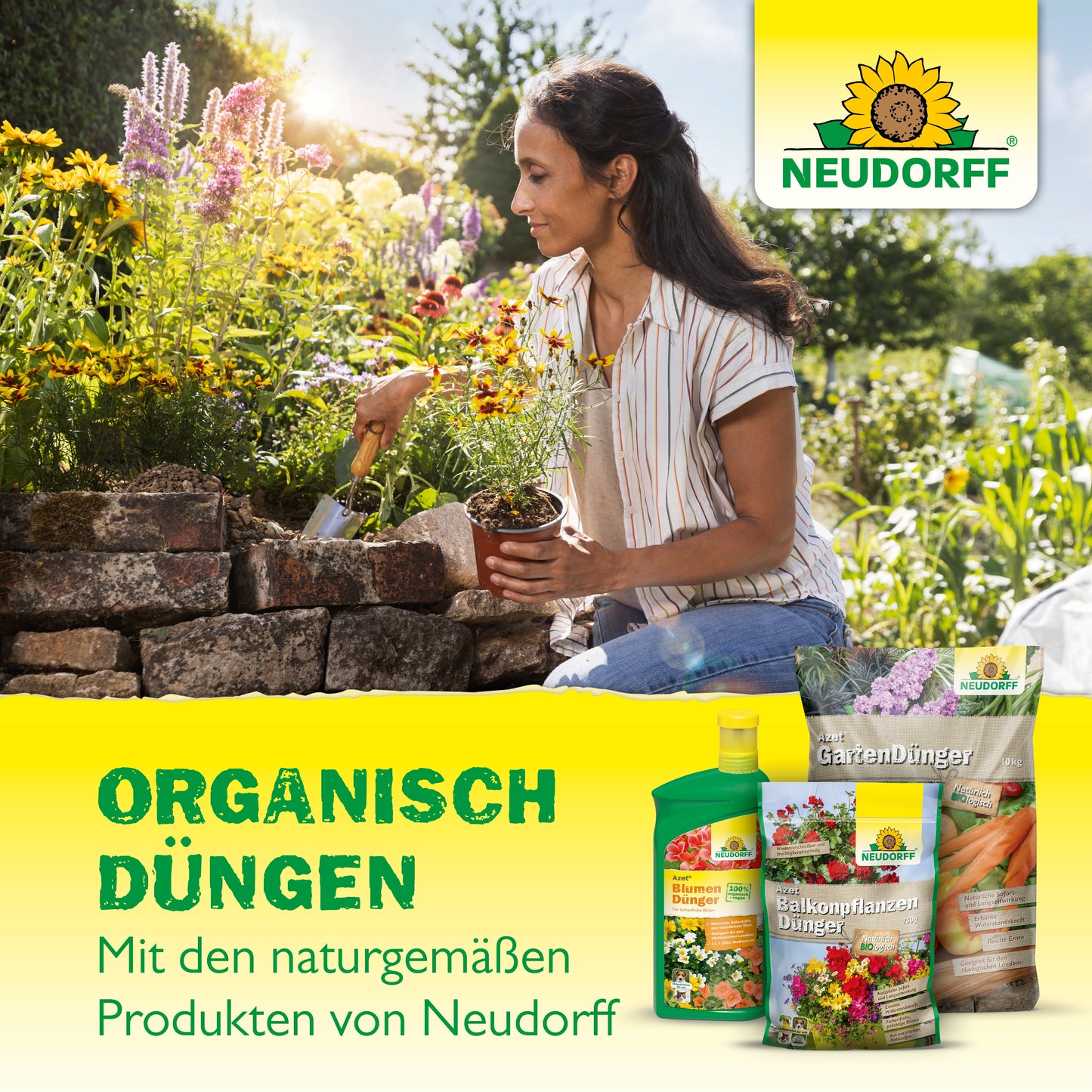 Eine kniende Frau pflanzt Blumen in einen Steintopf, davor Brennnessel-Pellets und andere Neudorff Shop-Produkte. Der deutsche Text hebt die organische Düngung mit Brennnessel-Pellets aus der Naturproduktlinie von Neudorff Shop hervor.