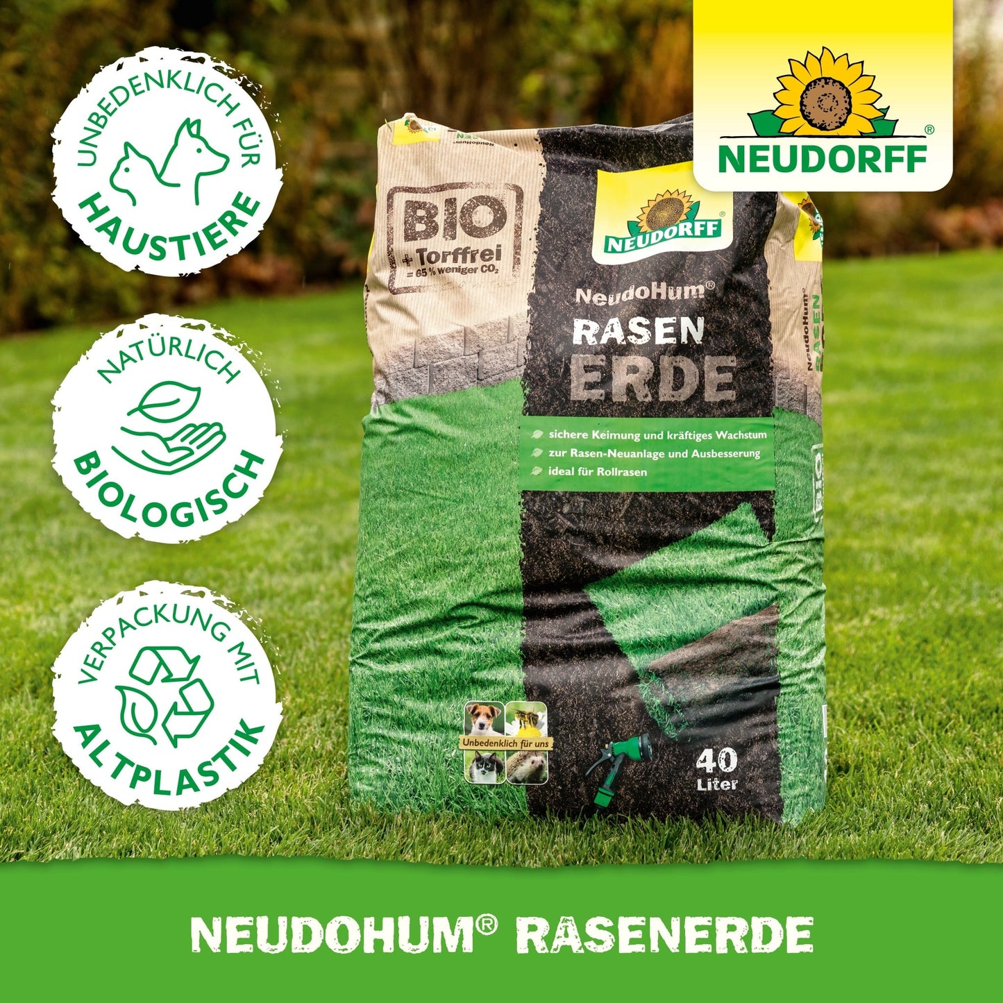 Ein 40-Liter-Sack NeudoHum RasenErde von Neudorff Shop liegt auf dem Rasen - ideal für neue Rasenflächen. Die Verpackung bietet Sicherheit für Haustiere, natürliche organische Inhalte und ist umweltfreundlich mit recyceltem Kunststoff.