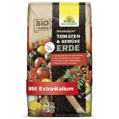 On the packaging of a bag of Neudorff Shop NeudoHum Tomato & Vegetable Soil, peat-free and organic, tomatoes and summer vegetables are depicted. With extra potassium, it is ideal for raised beds and supports healthy vegetable growth.