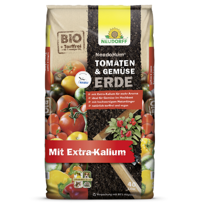 A 40L bag of Neudorff Shop NeudoHum Tomato & Vegetable Soil, peat-free and vegan with extra potassium, ideal for summer vegetables. Bio-packaging with tomatoes, various vegetables, soil, and plant leaves.