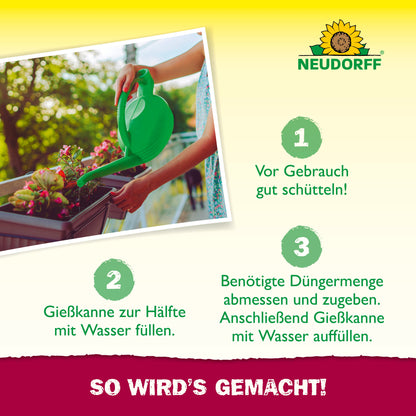Eine Person gießt Sommerblumen in Balkonkästen mit einer grünen Gießkanne. Die Azet BalkonpflanzenDünger flüssig Mischstufen 1-3 von Neudorff Shop sind in leuchtenden Farben mit einem Sonnenblumen-Logo oben rechts abgebildet.