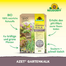 Eine Kiste Neudorff Shop Azet GartenKalk steht auf einer Wiese und präsentiert die Vorteile: 100% natürliche Rohstoffe, erhöht den pH-Wert des Bodens, ideal für saure Böden, ist staubarm und schnell löslich.