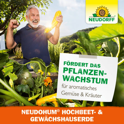 Ein älterer Mann lächelt in einem sonnigen Garten und hält eine gelbe Zucchini inmitten von üppig gedeihenden Pflanzen in einem Hochbeet, das mit NeudoHum Hochbeet & GewächshausErde von Neudorff Shop gefüllt ist. Auf einem Schild steht: "Fördert das Pflanzenwachstum für aromatisches Gemüse & Kräuter.