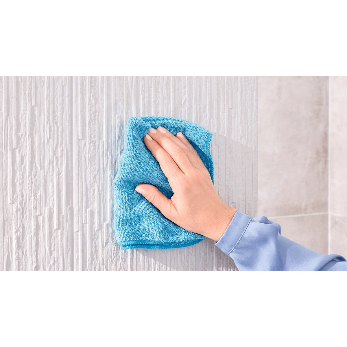 tesa DELUXXE Handtuchstange, Metall, verchromt, inkl. Klebelösung – Anwendung