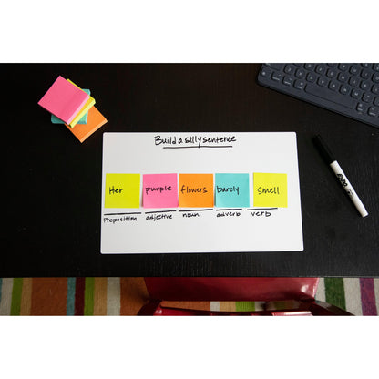 Auf einem Schreibtisch stehen Post-it® Super Sticky Z-Notes von 3M Deutschland GmbH mit den Wörtern für einen albernen Satz neben einem Whiteboard mit der Aufschrift "Build a silly sentence". Auf dem Tisch befinden sich auch ein trockener Löschstift und eine Tastatur.