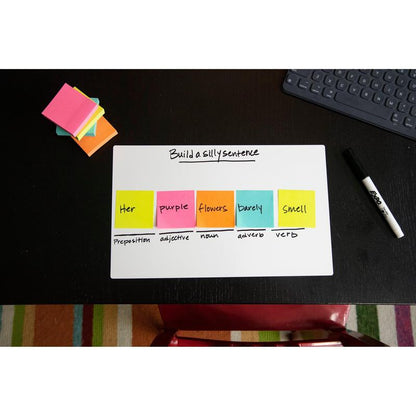 A Post-it® Notes cube from 3M Deutschland GmbH (76x76mm, 450 sheets, 100% PEFC) shows a sentence structure task on a whiteboard with grammar labels; additional sticky notes, a marker, a keyboard, and a striped carpet are nearby.