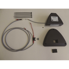 Das IntelliTrail - Montageset für swingo 350/455 von Diversey Deutschland GmbH & Co. OHG enthält ein schwarzes Gerät mit Kabel, eine dreieckige Abdeckung, vier Kabelbinder, ein langes graues Kabel mit Steckern und eine kleine Sicherung auf weißem Grund.