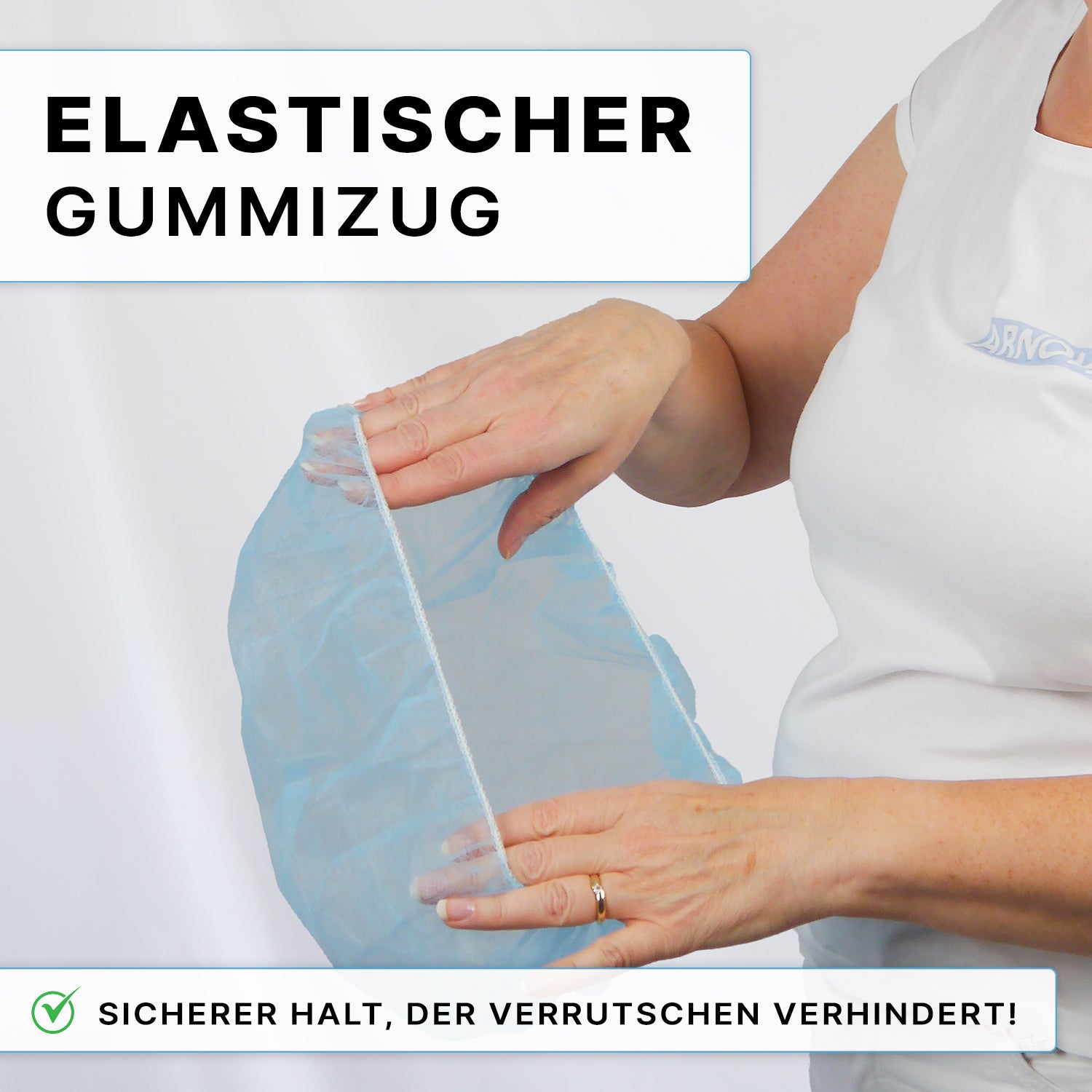 Eine Person im weißen Hemd trägt die ARNOMED COVER PP-BARETTHAUBE aus PP-Vlies der ARNOWA GmbH, blaue Einwegkappe mit Gummiband für sicheren Sitz im Hygienebereich. Deutscher Text: "Elastischer Gummizug" und "Sicherer Halt, der Verrutschen verhindert!.