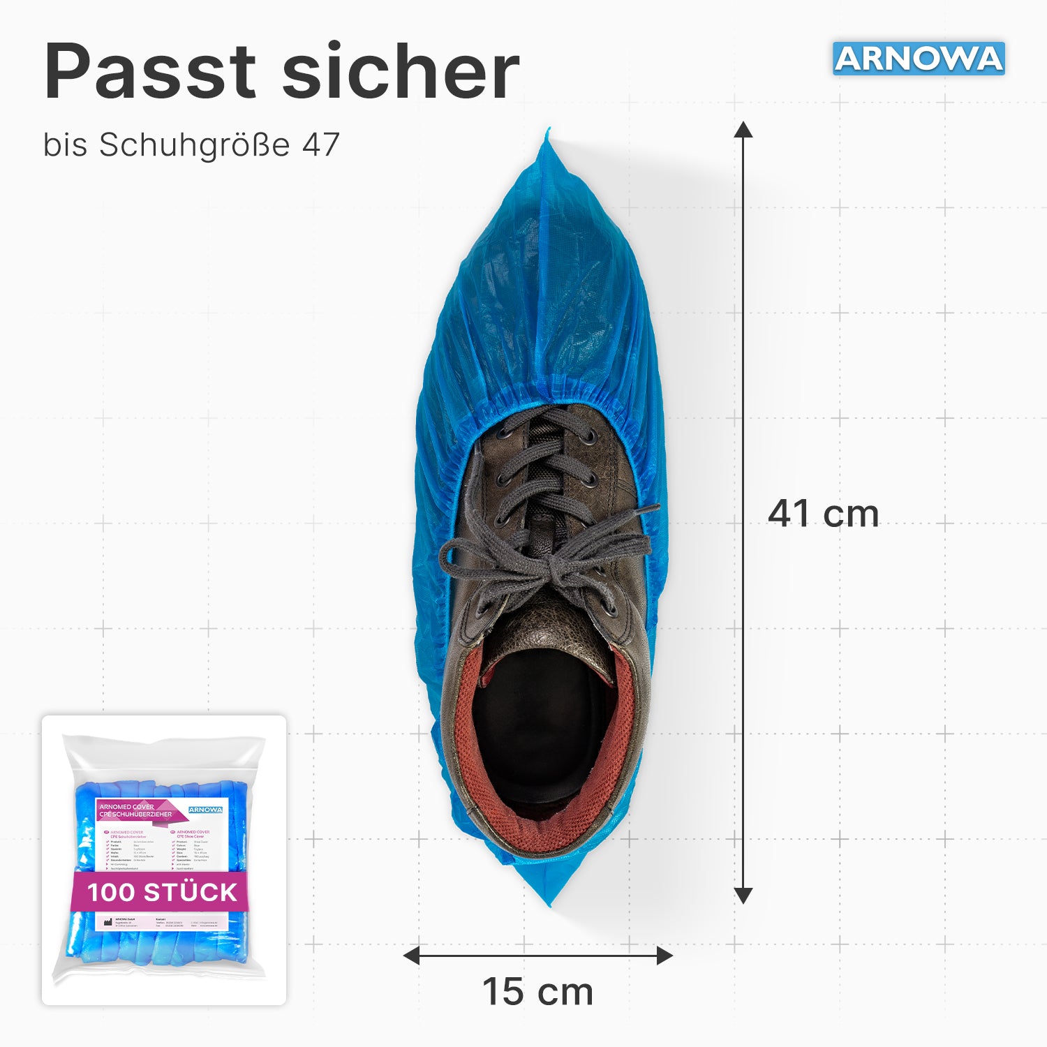 Ein blauer ARNOMED Xtra Strong CPE Schuhüberzieher der ARNOWA GmbH wird über einem braunen Schnürschuh gezeigt. Dieser wasserdichte Einweg-Schuhüberzug (41 x 15 cm) passt bis Größe 47 und wird in einem "100 Stück" Beutel geliefert.