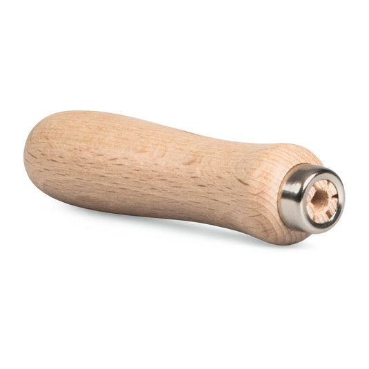Das Nölle Profi Brush Feilenheft von Nölle Profi Brush Bürsten- & Pinseltechnik e.K. verfügt über einen glatten Holzstiel mit einem Metallkragen, der ein einfaches und bequemes Aufstecken auf Werkzeuge oder Klingen für eine präzise Anwendung ermöglicht.