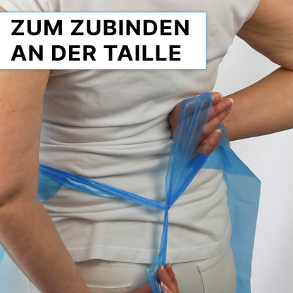 A person in a white shirt ties an ARNOMED COVER PE-APRON disposable apron (18µ, ARNOWA GmbH) around the waist; the text above reads "To tie at the waist."