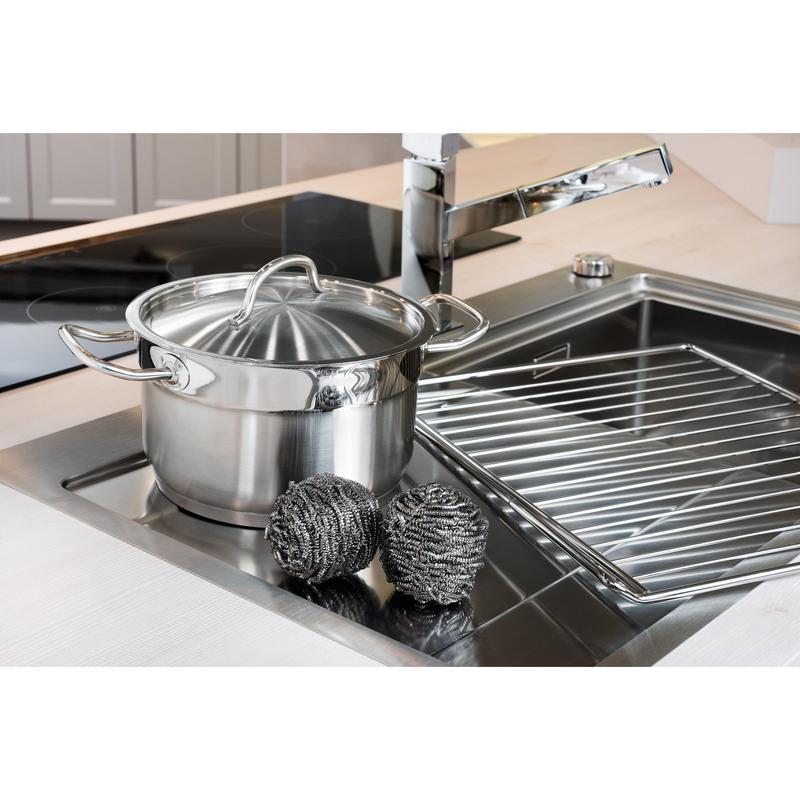 A stainless steel pot with a lid sits in the sink next to two Scotch-Brite® stainless steel spirals (3M Deutschland GmbH, 3 per package) and a dish rack—for easy kitchen cleaning, even with stubborn grime.