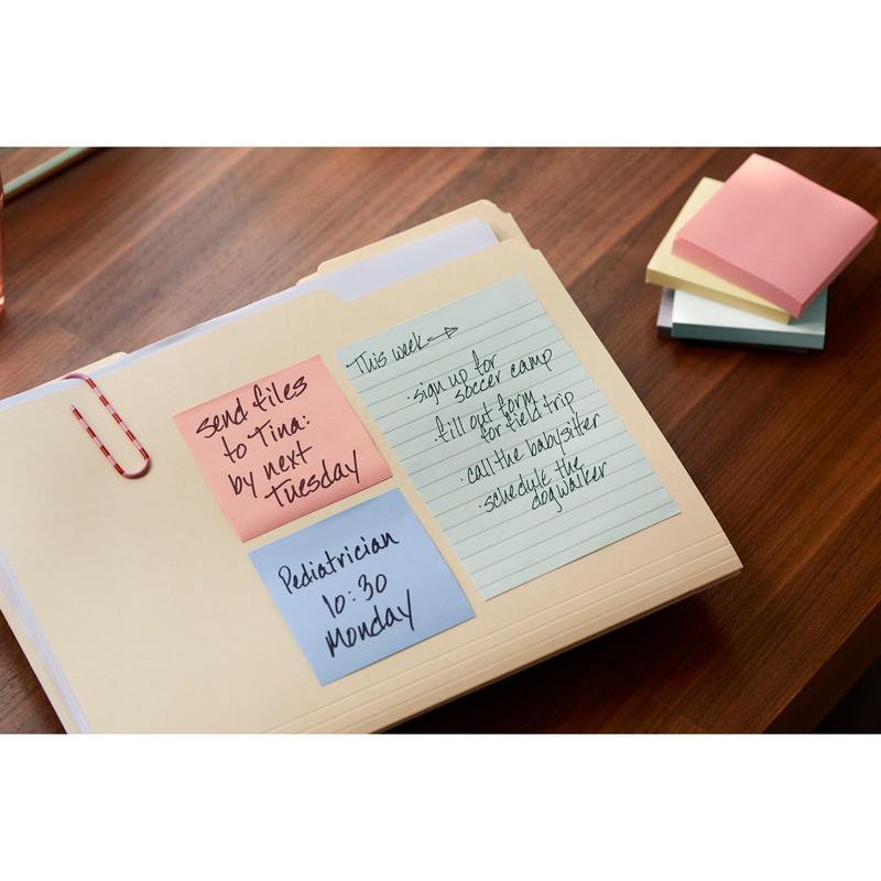 A stack of Post-it® Recycling Notes (76 mm x 127 mm, 100 sheets/block, 100% PEFC) from 3M Deutschland GmbH lies on a wooden desk, organizing reminders like sending files, visiting the pediatrician, and the weekly to-do list.