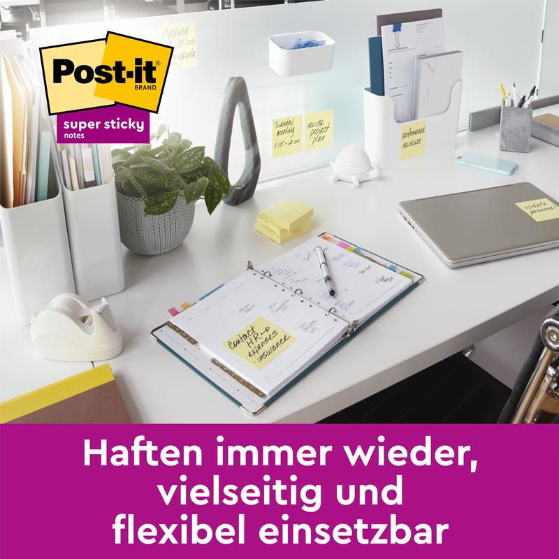 On a white desk lie an open planner, a laptop, a calculator, and 3M Post-it® Super Sticky 100% Recycling Notes (76x76 mm). Several of these notes are on the planner and accessories. Above and below are a German text and a Post-it logo.