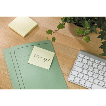 A green folder with an "Important!" sticky note (Post-it® Recycling Notes, 76x127 mm, 100 sheets, 100% PEFC by 3M Deutschland GmbH) lies on a wooden table next to other notes, an ivy plant, and part of a computer keyboard.