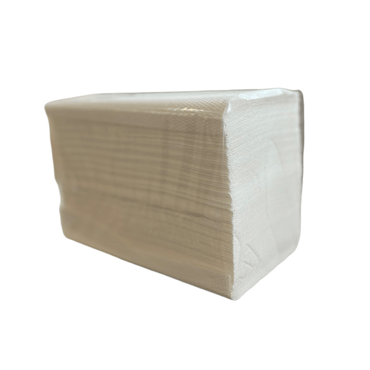 Ein Stapel NORD Papierhandtücher, 2-lagig, V-Falz (3.990 Blatt) von CUP UP d.o.o., verpackt in klarem Kunststoff und vor einem schlichten weißen Hintergrund; geliefert als Karton mit 15 Packungen.
