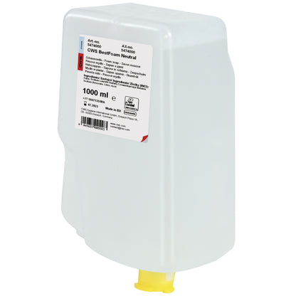 Ein rechteckiger, durchsichtiger Kunststoffbehälter mit einer gelben Tülle spendet CWS Seifenschaum BestFoam Neutral. Das weiße Etikett mit der Aufschrift "CWS BestFoam 1000 ml" weist auf die milde Formel für die tägliche Handhygiene hin.