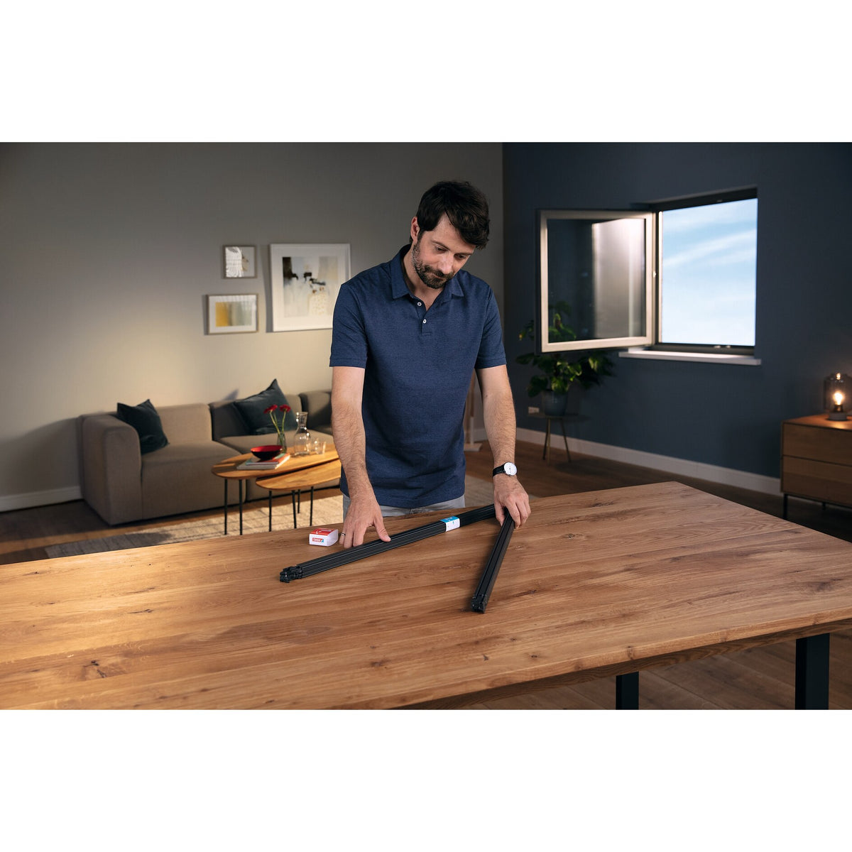 tesa FALT Faltbarer Aluminiumrahmen, teleskopierbar, für Fenster, 140 x 140 cm, weiß – Anwendung