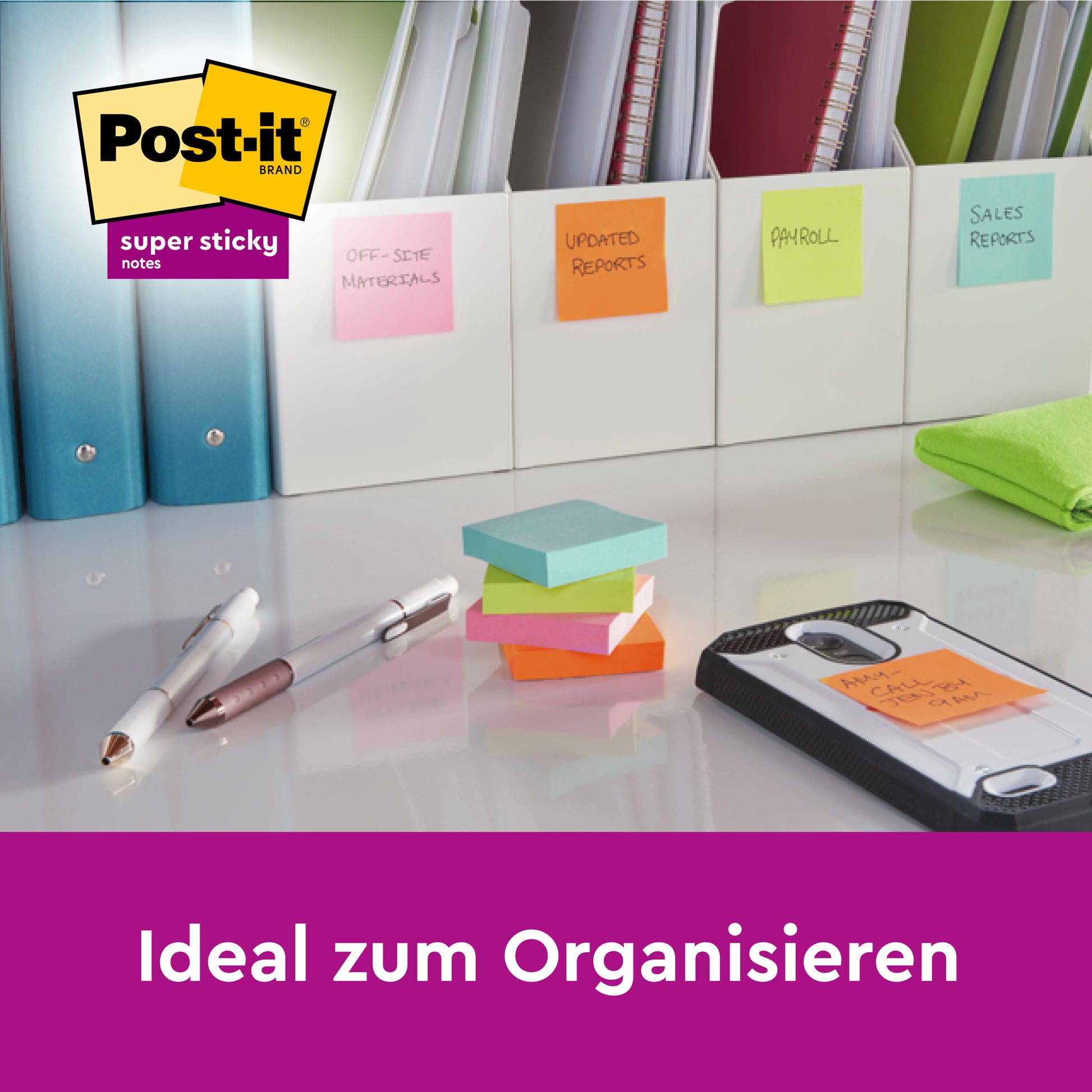 Abgebildet sind vier Mappen mit bunten Post-it® Super Sticky Notes (76x76 mm, 90 Blatt/Block, 16 Blöcke, 3M Deutschland GmbH). Stifte, gestapelte Haftnotizen, ein Telefon und ein Notizblock liegen auf dem Schreibtisch. Auf einem lila Banner steht: "Ideal zum Organisieren.