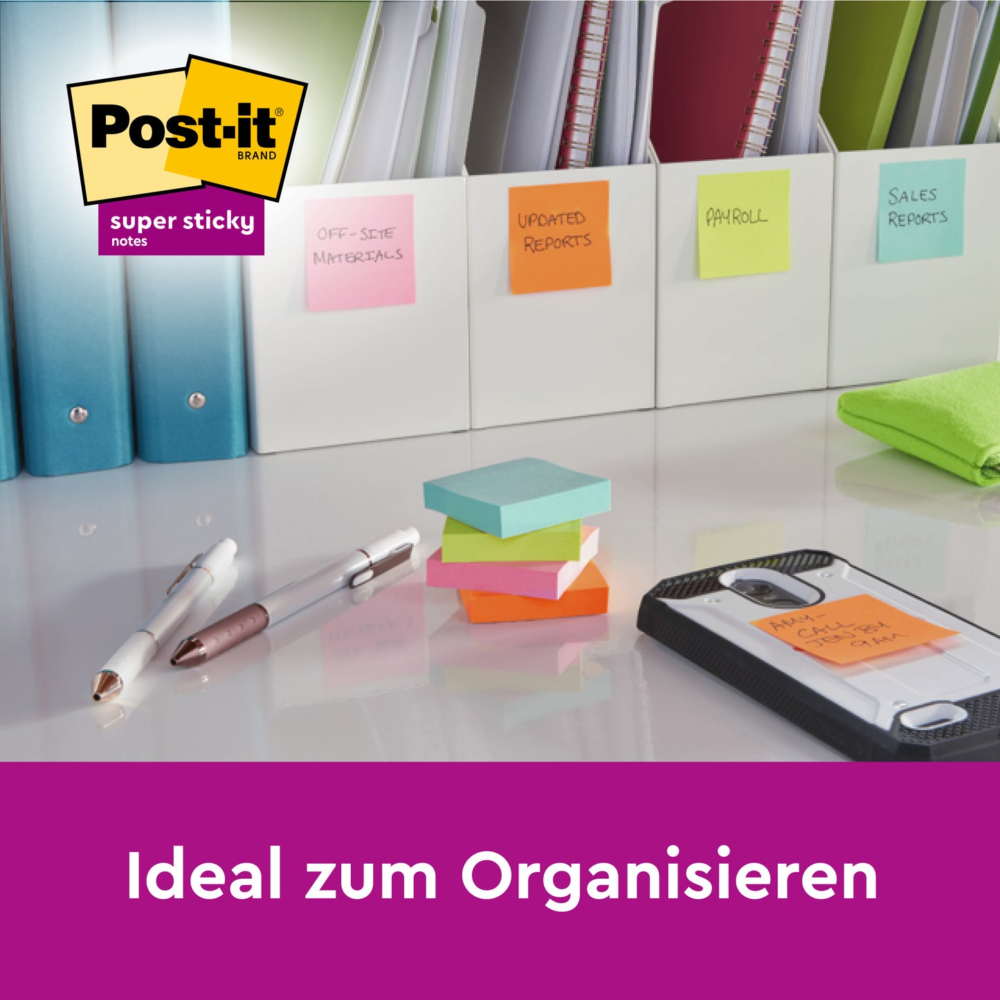 Mehrere Stapel Post-it® Super Sticky Notes (63,5 mm x 76 mm, verschiedene Farben, 90 Blatt/Block, 8 Blöcke/Packung) von 3M Deutschland GmbH liegen auf dem Schreibtisch. Ideal zum Organisieren.