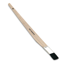 Der Nölle Profi Pinsel Schrägstrichzieher 3/4", schwarze Borste, Weißblech von Nölle Profi Brush Bürsten- & Pinseltechnik e.K. ist ein flacher Pinsel mit einem Holzstiel (mit Loch), schwarzen Borsten und dem Aufdruck "FINE CHALKBRISTLE".