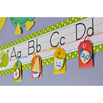 Ein Klassenzimmer-Wanddisplay von Aa, Bb, Cc, Dd lässt sich mit der 3M Deutschland GmbH Scotch-FIX™ Ablösbare Montagequadrate 108-ST64-P (12,7 mm x 12,7 mm, 64 Stück/Packung) sauber und temporär montieren und wieder entfernen.